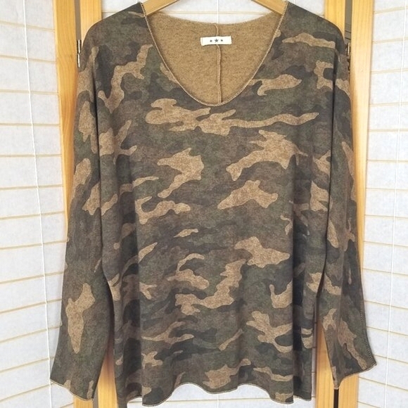 E25 Women's Camo Print Top Long Sleeves Italian Made V-Neck Knit Size L/XL - Picture 1 of 8